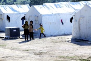 Ξεκινά πρόγραμμα 5.000 προσλήψεων για τα κέντρα φιλοξενίας μεταναστών