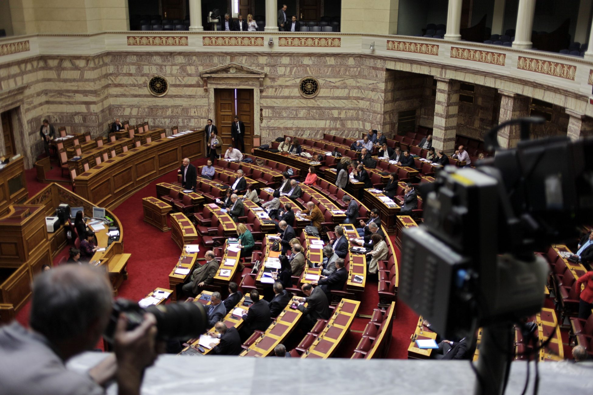 Άρχισε η μάχη στη Βουλή για τον εκλογικό νόμο – LIVE