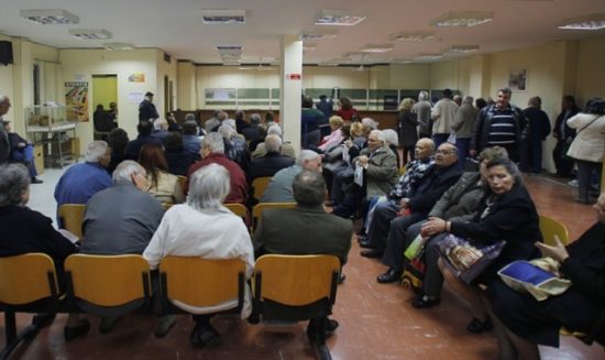 Σε δύο κύματα το «μαχαίρι» στις επικουρικές – Μείωση έως και 40% τον Σεπτέμβρη