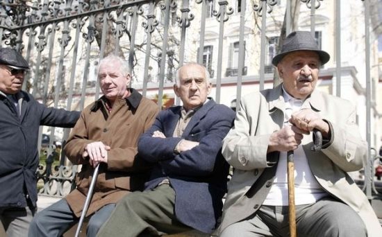 Χιλιάδες συνταξιούχοι καλούνται να ζήσουν με 460 ευρώ λιγότερα το μήνα