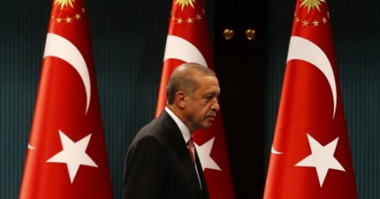 «Πάγωμα» των ενταξιακών διαπραγματεύσεων με την Τουρκία ζητούν Βέμπερ-Πιτέλα