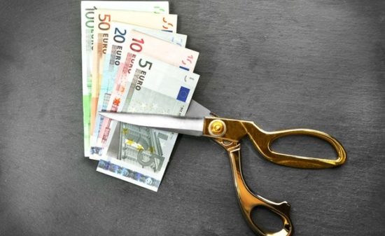 Κυβέρνηση: Εφαρμόζει «ψαλίδι» €2 δισ. στις δαπάνες για να γλιτώσει τον αυτόματο «κόφτη»