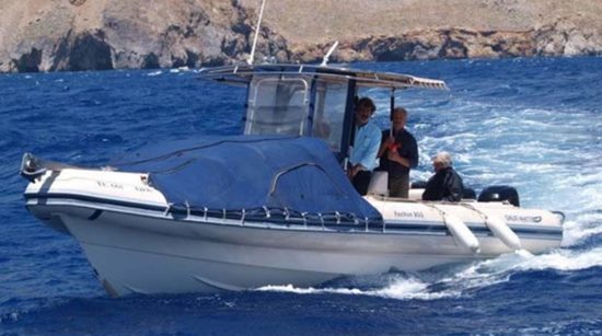 Πολάκης: Στη Σαντορίνη με φουσκωτό για τα εγκαίνια νοσοκομείου χωρίς γιατρούς!