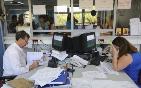 Και οι «αφανείς» επιστροφές φόρων στον προϋπολογισμό για να μην επιβληθεί ο «κόφτης»