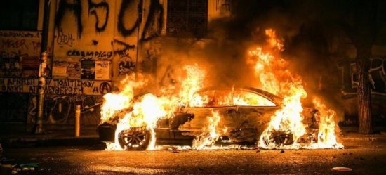 Επεισόδια περιμετρικά του Πολυτεχνείου τα ξημερώματα – Κάηκαν ΙΧ