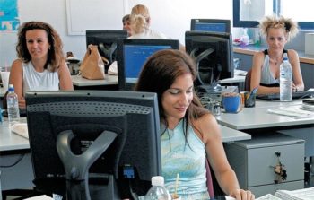 Εργασιακά: Το plan A και B για ομαδικές απολύσεις και κατώτατο μισθό