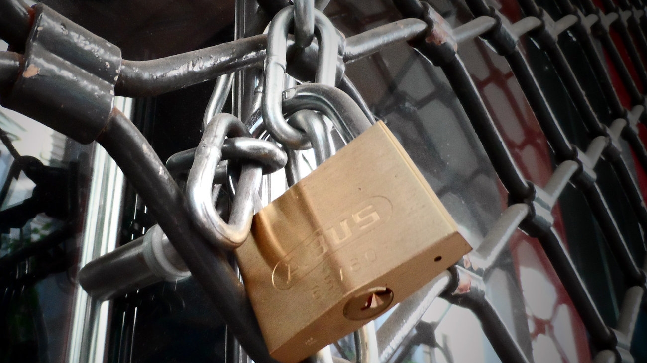 Φόβοι για καθολικό κραχ: Πάνω από 240.000 λουκέτα στην αγορά