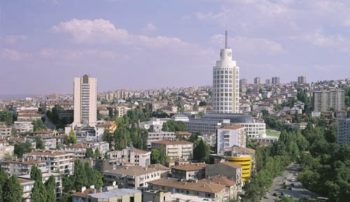 Συναγερμός στην Άγκυρα: Ένοπλος άρχισε να πυροβολεί στο δικαστήριο που οδηγούνται οι καθαιρεμένοι αξιωματούχοι