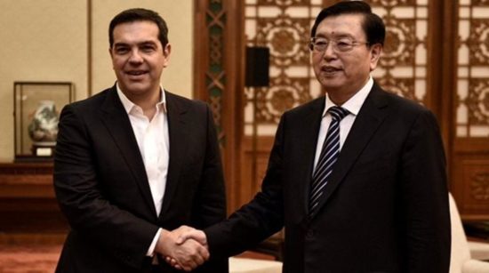 O Αλέξης Τσίπρας με τον πρόεδρο του Εθνικού Λαϊκού Κογκρέσου Ζανγκ Ντετζιάνγκ