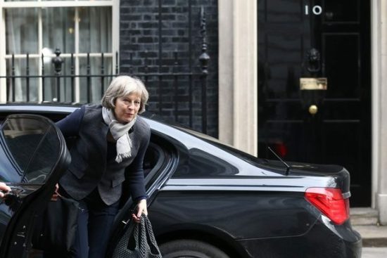 Σκυτάλη τώρα στην Τερέζα Μέι