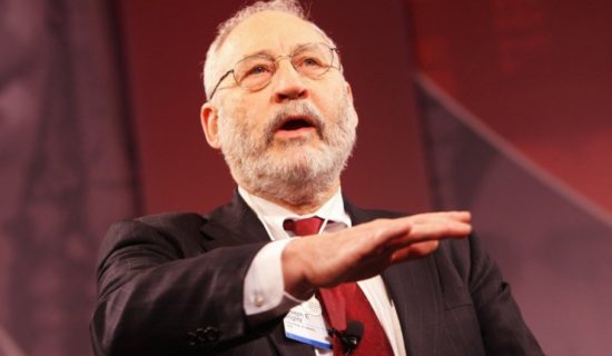 Στίγκλιτς: Το πρώτο ελληνικό πρόγραμμα σχεδιάστηκε για να σωθούν οι γαλλογερμανικές τράπεζες