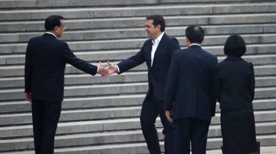 Χωρίς γράβατα υπέγραψαν συμφωνίες Τσίπρας-Κινέζος πρωθυπουργός