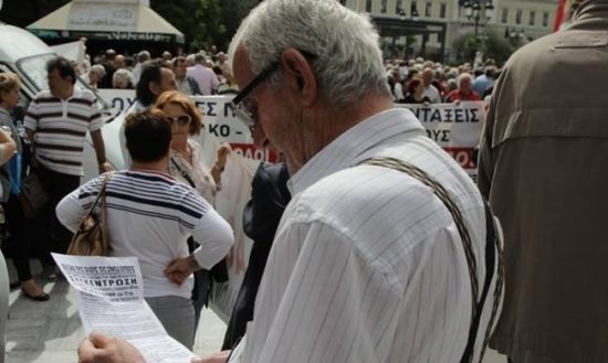 Επικουρικές: Σε δύο δόσεις το «ψαλίδι» ως 30% για να μετριάσουν την οργή του κόσμου