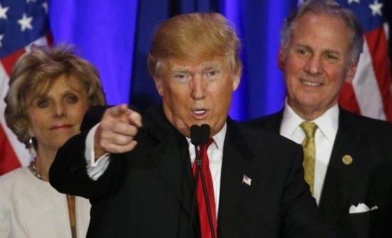 Τραμπ: Kαταγγέλει το «στημένο σύστημα» για τη μη άσκηση δίωξης στην Χίλαρι