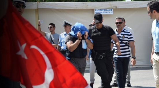 Ποινές με αναστολή στους οκτώ Τούρκους πραξικοπηματίες