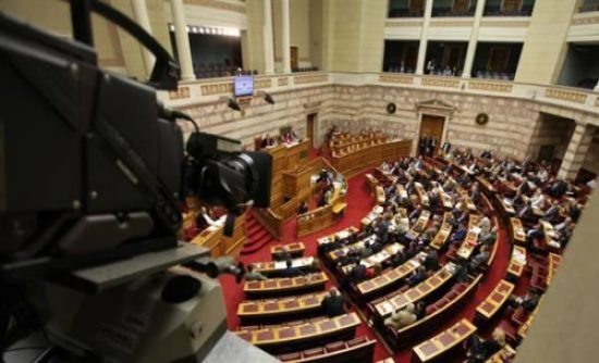 Εκλογικός νόμος: Ψηφοφορία με σκληρές κόντρες, γλωσσικά ολισθήματα, χειραψίες με νόημα και τρολαρίσματα