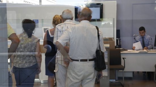 Έκοψαν το μέρισμα των 1,5 ευρώ την ημέρα από τις χήρες με το νόμο Κατρούγκαλου