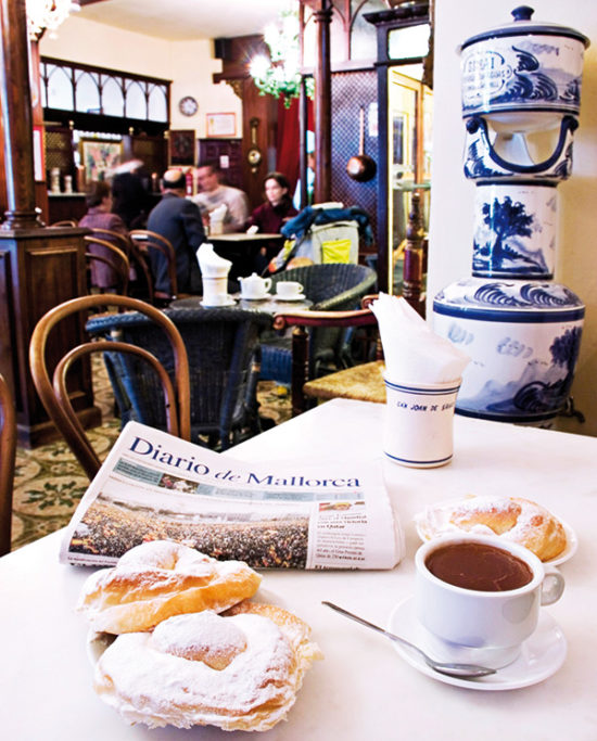 Μειωμένος ΦΠΑ: Σχέδιο για μονιμοποίηση σε τουρισμό, μεταφορές, καφέ, κινηματογράφους, θέατρα