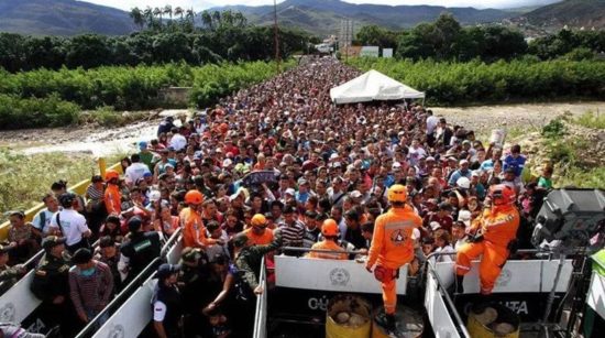 Πεινασμένοι Βενεζουελάνοι αναζητούν τροφή και φάρμακα στην Κολομβία