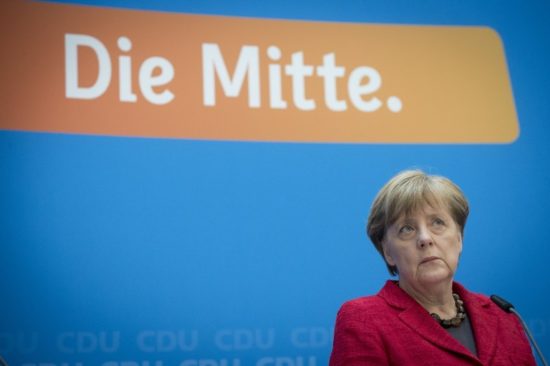 Spiegel: Την άνοιξη η Μέρκελ «θα ανοίξει τα χαρτιά της» για νέα υποψηφιότητα