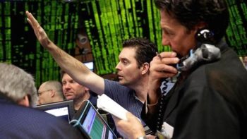 Goldman Sachs: Γιατί υποβαθμίζει σε underweight τις παγκόσμιες μετοχές