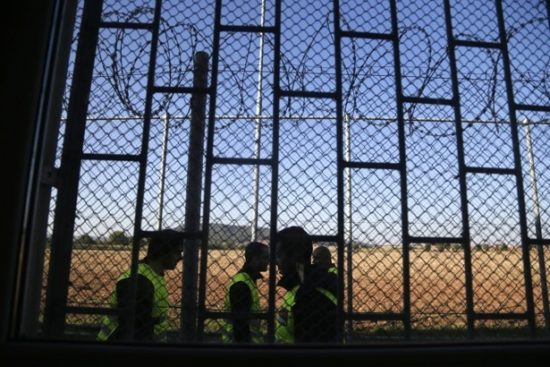 Τσεχία: Αγνοεί την Κομισιόν και εξετάζει να μην δεχτεί κανέναν πρόσφυγα