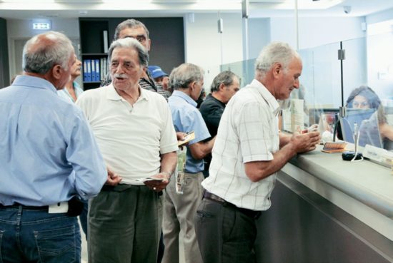 Από Οκτώβριο η «έκτακτη ενίσχυση» για το «κομμένο» ΕΚΑΣ λέει τώρα το υπ. Εργασίας