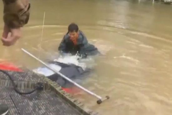 Την έσωσε από βυθισμένο αυτοκίνητο και γύρισε να σώσει και τον σκύλο της