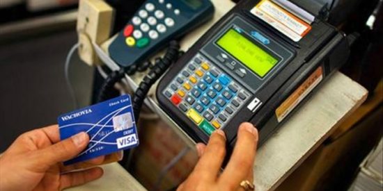 Από Σεπτέμβριο και… βλέπουμε η μετάβαση στο πλαστικό χρήμα