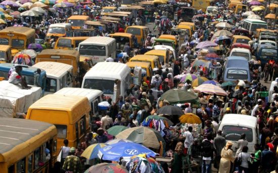 Tρύπα δισεκατομμυρίων προσπαθεί να “μπαλώσει” η Νιγηρία, με… δαπάνες