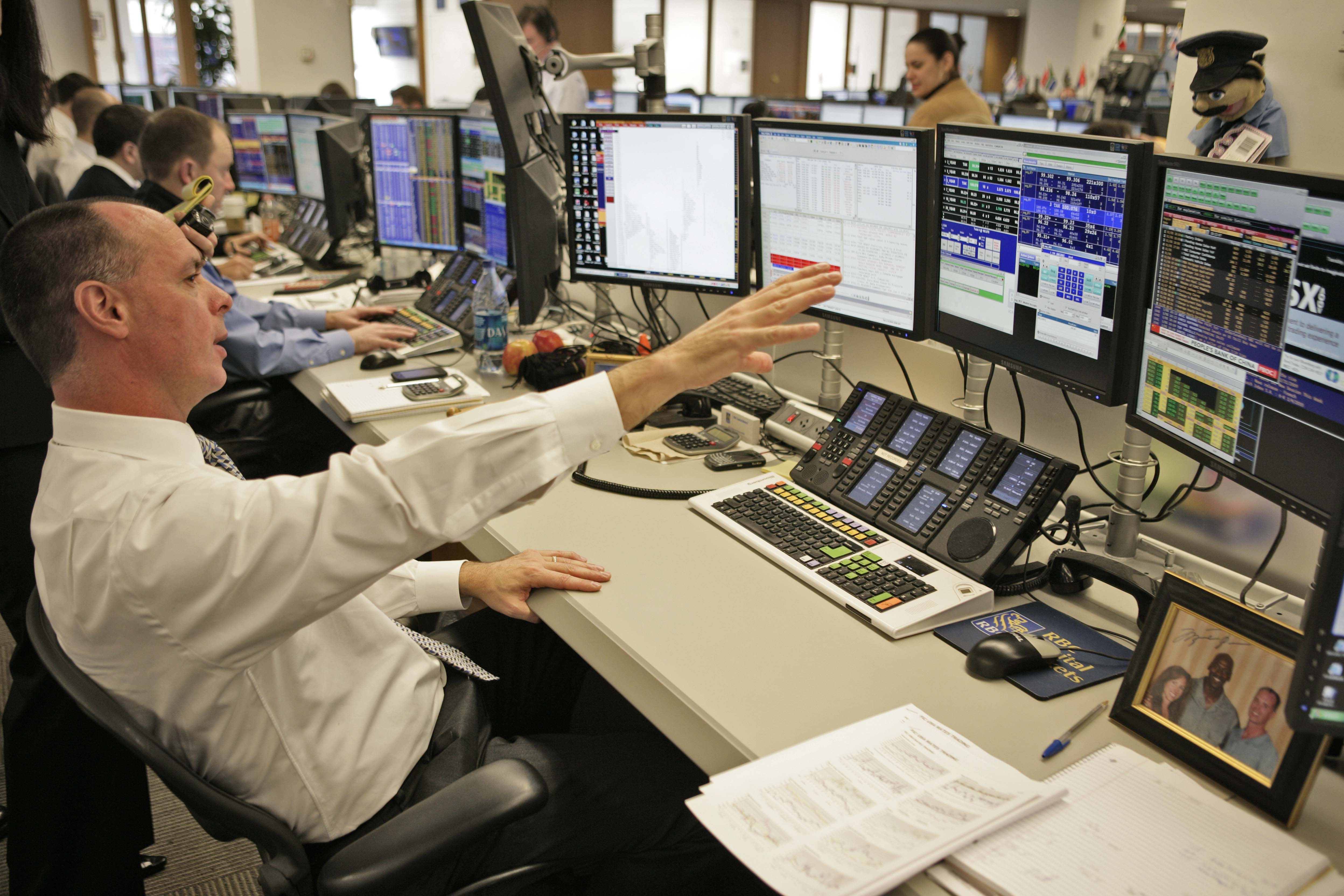 Поиск работы на бирже. Торги на бирже фото. Поиск работы на бирже. Трейдинг торговля на бирже. Товарная биржа.