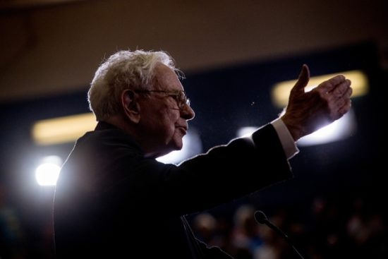 Mπάφετ εναντίον Τραμπ: Δεν δημοσιεύει τις φορολογικές του δηλώσεις επειδή φοβάται τί θα δείτε