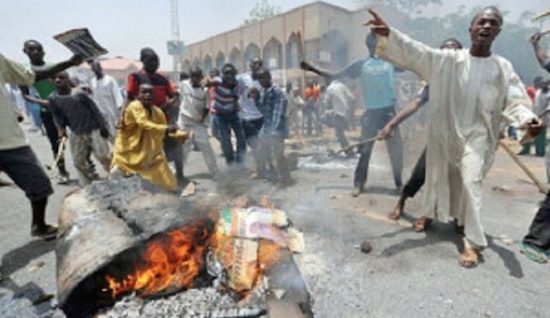 Εξοργισμένο πλήθος σκότωσε οκτώ ανθρώπους εξαιτίας βλασφημίας του προφήτη Μωάμεθ