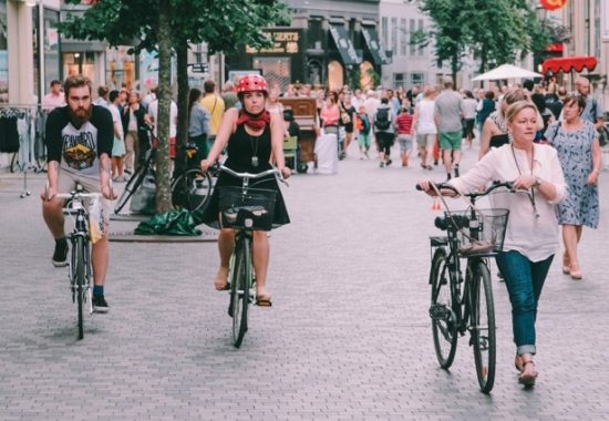 Ο λαός που λατρεύει την υπερφορολόγηση και απορρίπτει τις αυξήσεις μισθών
