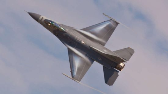 Ακυβέρνητο αμερικανικό F-16 βουτάει προς το έδαφος – Δείτε τί έγινε