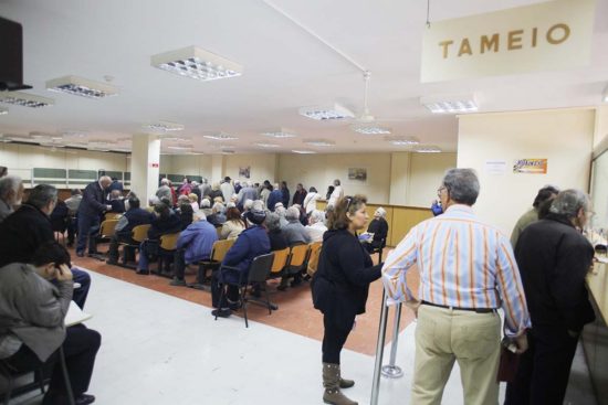 Εκτός ρύθμισης χρεών δεκάδες χιλιάδες οφειλέτες του ΙΚΑ