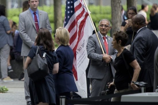 Έφυγε η Χίλαρι από την τελετή της 11ης Σεπτεμβρίου λόγω «ιατρικού επεισοδίου»