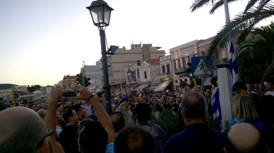 Μυτιλήνη: «Βούλιαξε» το νησί στην υποστολή της σημαίας μετά τα επεισόδια
