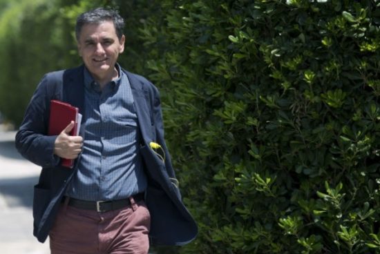 «Πάγο» στην εξαγγελία του πρωθυπουργού για ακατάσχετο λογαριασμό από τους θεσμούς