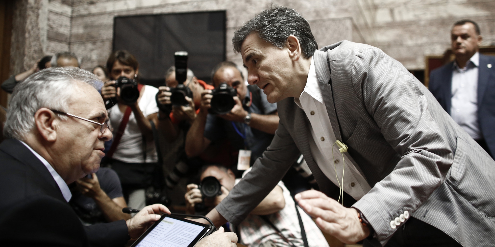 Αμηχανία και σιγή ιχθύος από Μαξίμου για τη διαφωνία Δραγασάκη – Τσακαλώτου περί χρέους