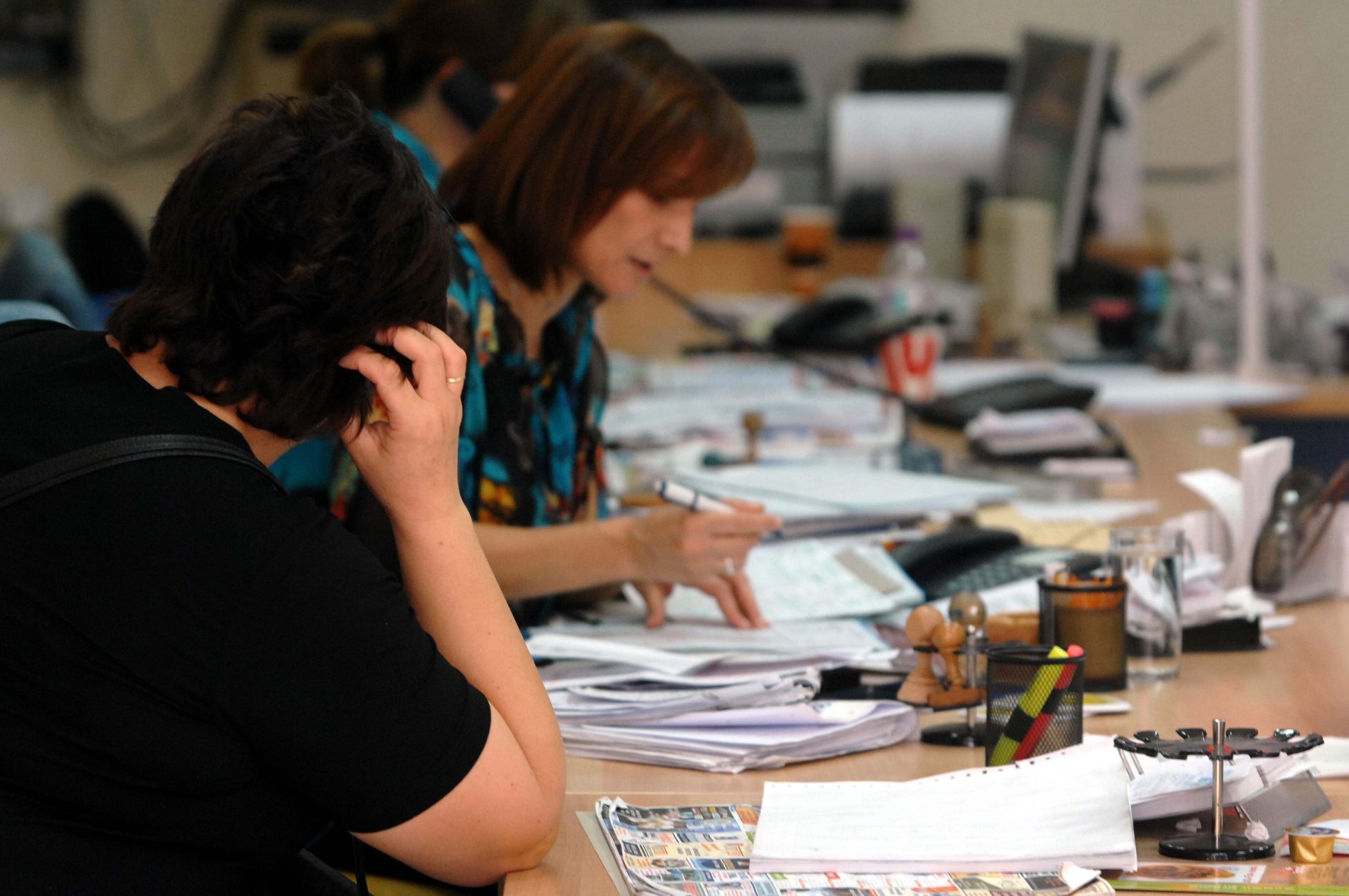 Τι λέει το πόρισμα της «Επιτροπής Σοφών» για ομαδικές απολύσεις, κατώτατο μισθό, ατομικές συμβάσεις