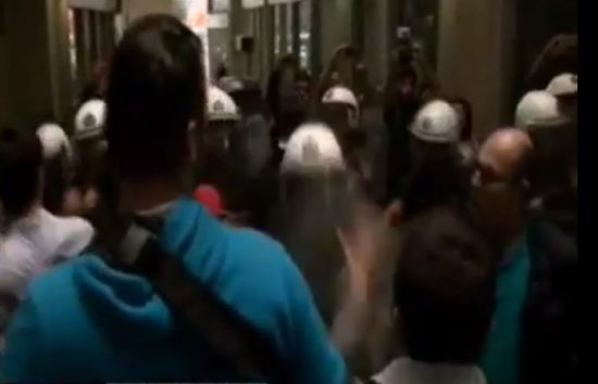 Ξύλο ξενοδοχοϋπαλλήλων με τα ΜΑΤ στο υπ. Εργασίας για το κομμένο εφάπαξ