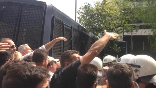 Ένταση και σπρωξίματα στην πορεία των εργαζομένων του Ledra Athens προς το Μαξίμου