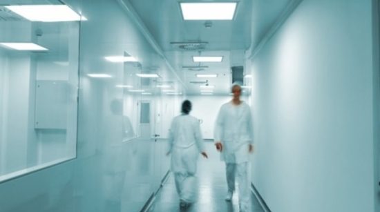 Τα νοσοκομεία «αιμορραγούν» και το υπ. Υγείας μοιράζει 20 εκατ. ευρώ σε ΜΚΟ