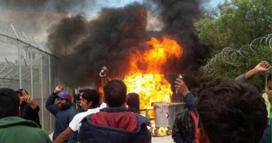 Συγκρούσεις και φωτιές στο hot spot της Μόριας