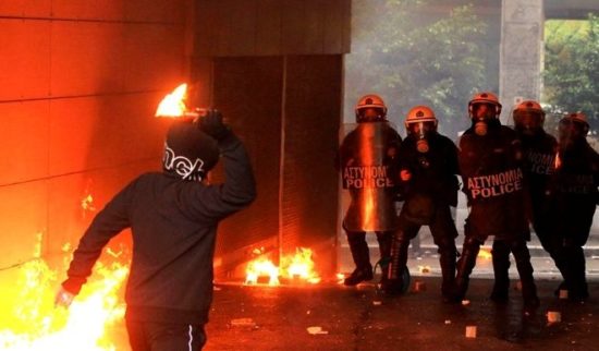 Επίθεση με μολότοφ τα ξημερώματα σε διμοιρία των ΜΑΤ