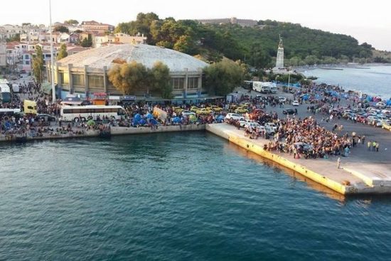 Με περσινή ημερομηνία ο διαγωνισμός ναύλωσης πλοίου για τους πρόσφυγες στη Μυτιλήνη