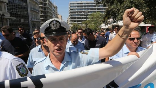 Συγκέντρωση διαμαρτυρίας αστυνομικών έξω από το ΣτΕ