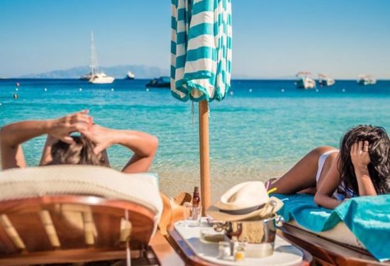 Οι Έλληνες δεν πάνε πια διακοπές – Πόσο έπεσαν δαπάνες και διανυκτερεύσεις