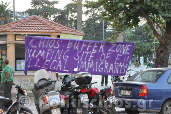 Εντάσεις με ΜΑΤ στη Χίο – Έριξαν χημικά σε πορεία διαμαρτυρίας για το προσφυγικό